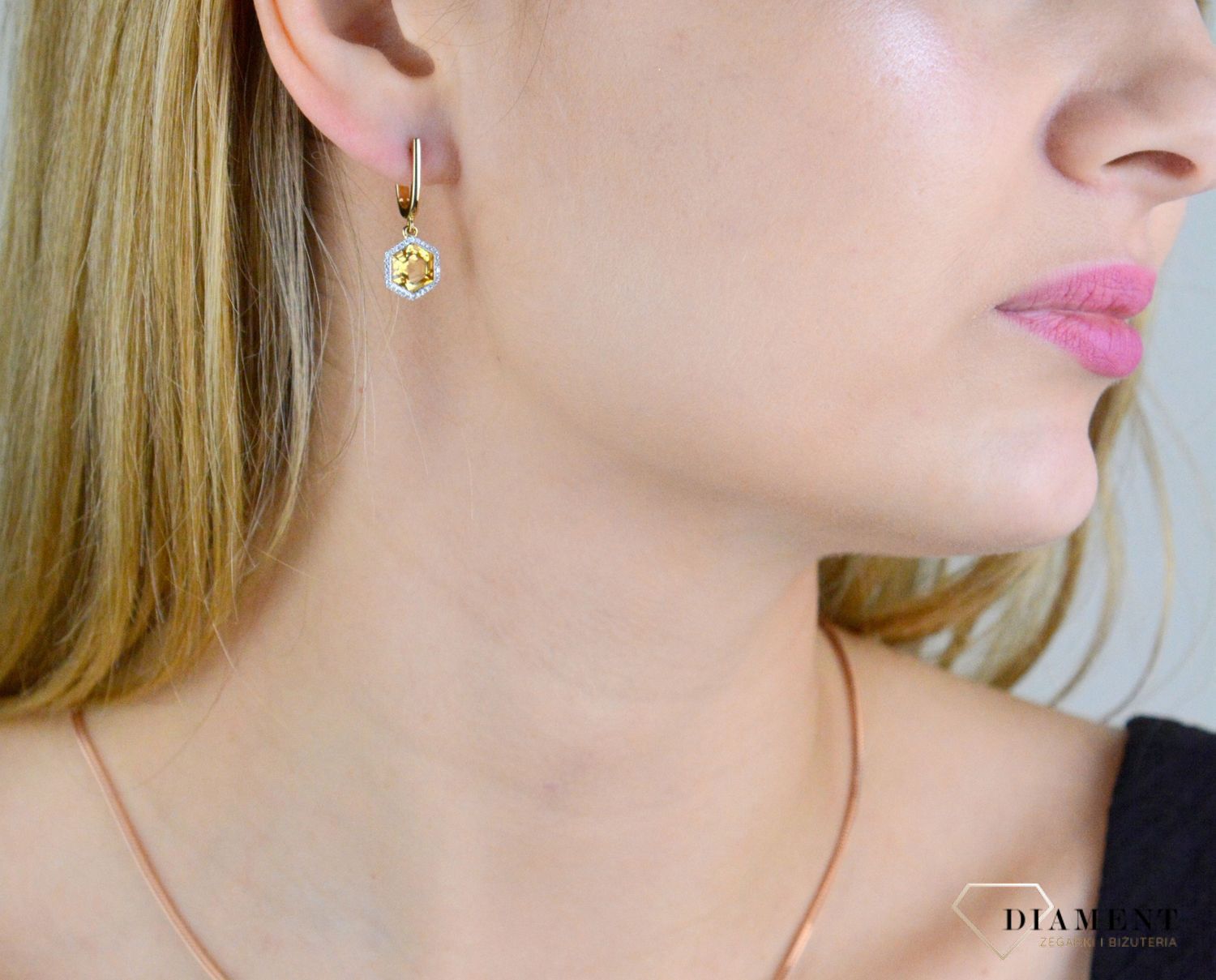 Kolczyki złote damskie 585 diamenty z kamieniem naturalnym Cytryn 0,13ct E84152Y A CT. Biżuteria z diamentami. Kolczyki damskie z diamentami. Złote kolczyki z diamentami i cytrynem. Kolczyki damskie z diamentami. Kolczyki zł.jpg